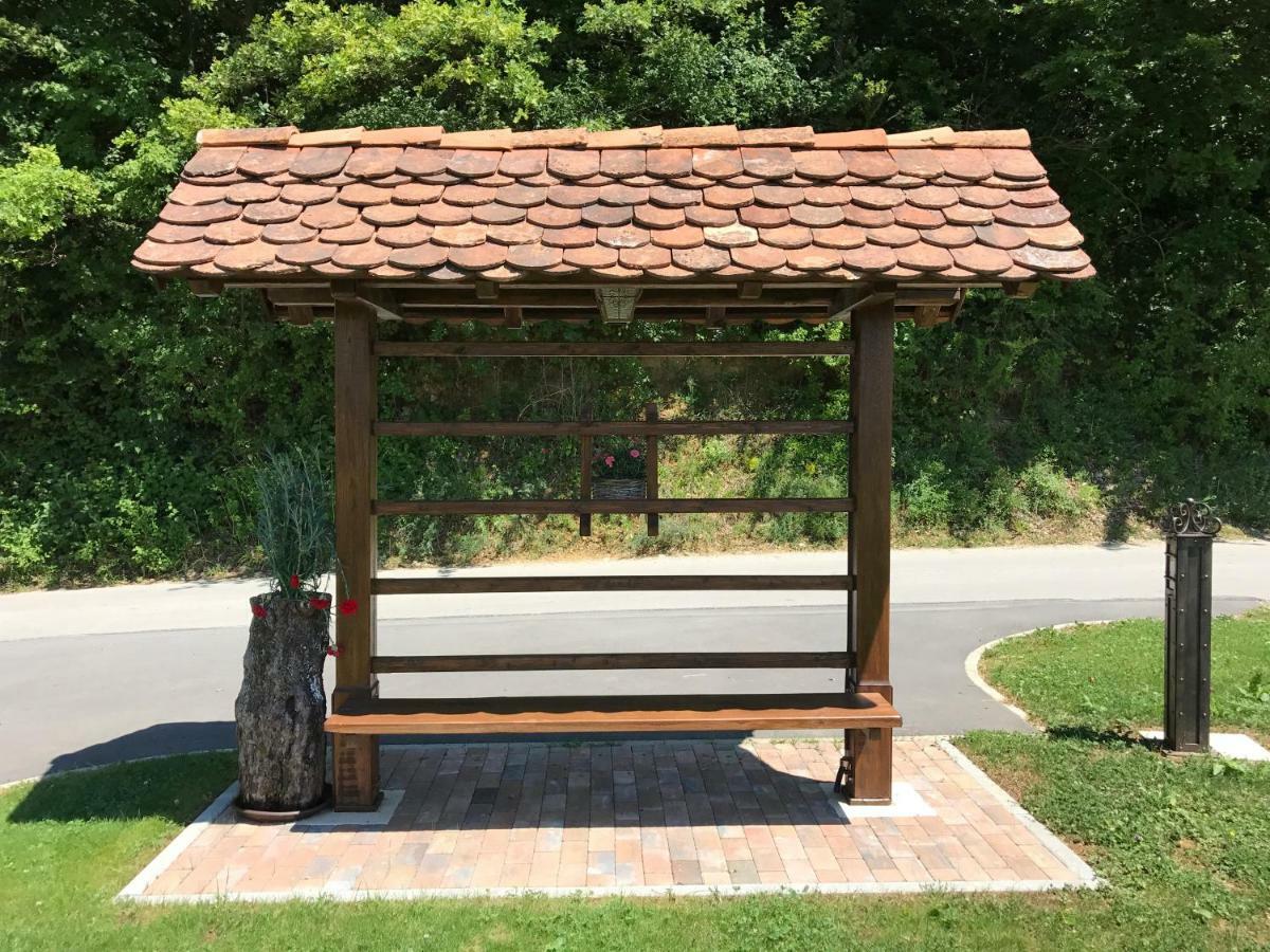 Wooden Hut At Tourist Farm Artisek Vila Store Exterior foto